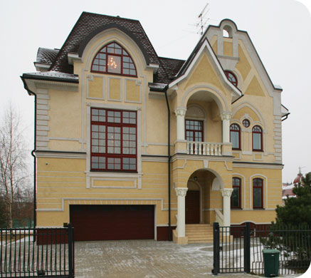 Дом в классическом стиле (фасад со стороны входа).