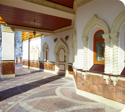 Оформление фасада цокольного этажа в русском стиле. Декоративная тротуарная плитка. 