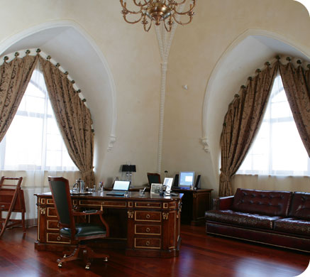 Vip дизайн интерьера в классическом стиле (кабинет). Письменный стол Francesco Malon.